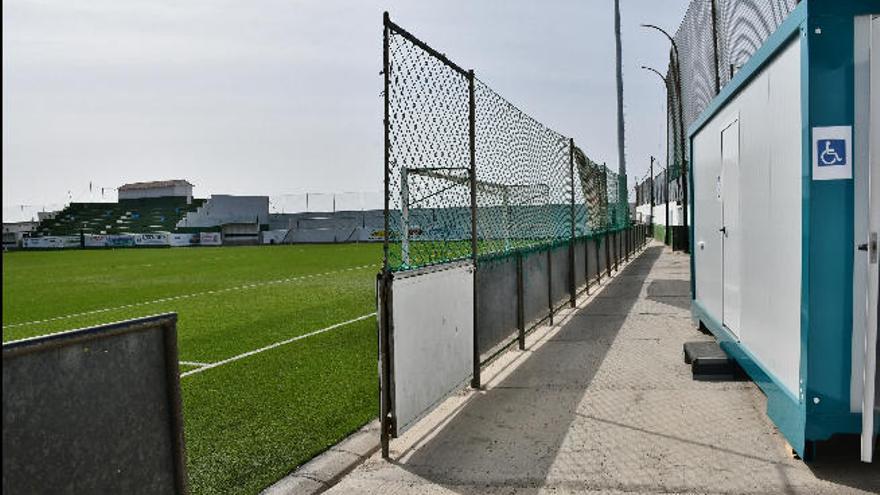 Mogán instala aseos modulares en el campo de fútbol de Arguineguín