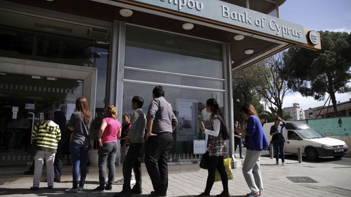 Cola en la sede del Banco de Chipre en Nicosia.