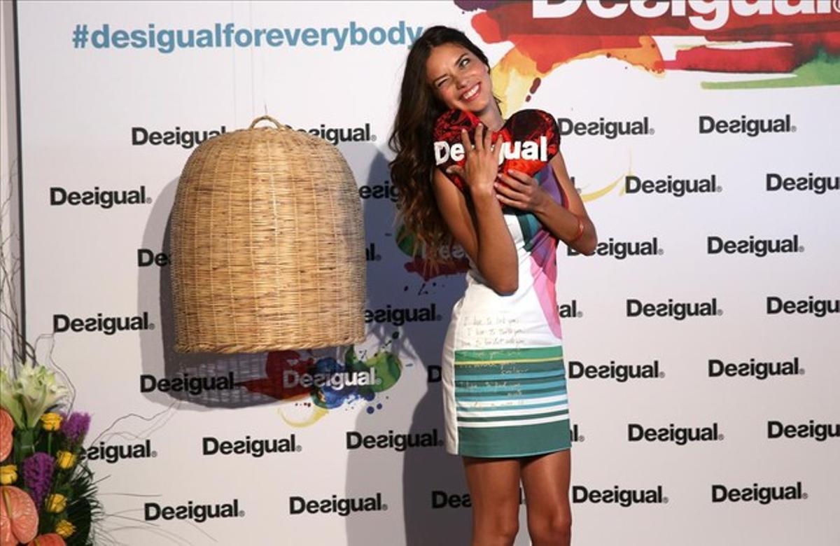 La model brasilera Adriana Lima posa minuts abans de desfilar per a la 080 Barcelona Fashion, el juliol del 2013. La model brasilera Adriana Lima posa minuts abans de desfilar per a la 080 Barcelona Fashion, el juliol del 2013.