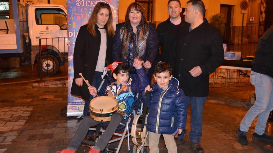 Leticia, junto a su hermano, sus padres y Naca Pérez, fundadora de AELIP.