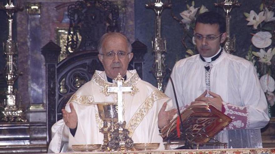Gregorio Martínez se dirige a los fieles que se dieron cita ayer en la Catedral.