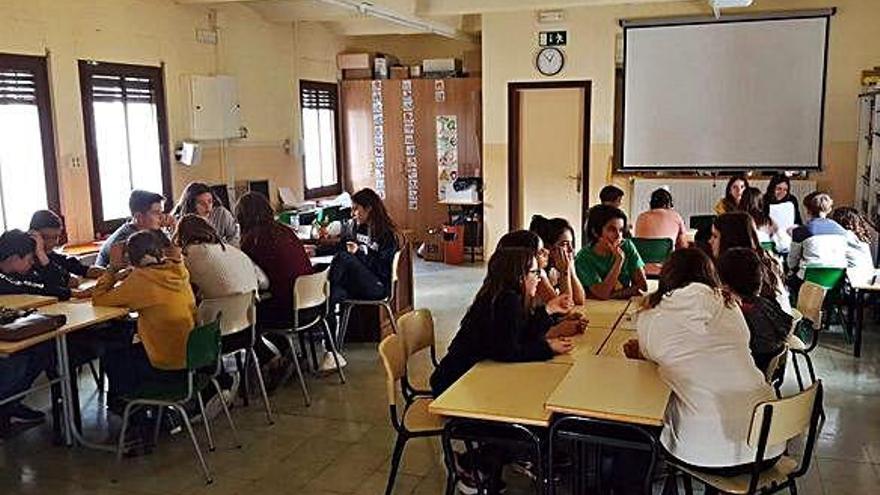 A la imatge de dalt, alumnes discutint la renovació dels estatuts i, a sota, votació en una assemblea.