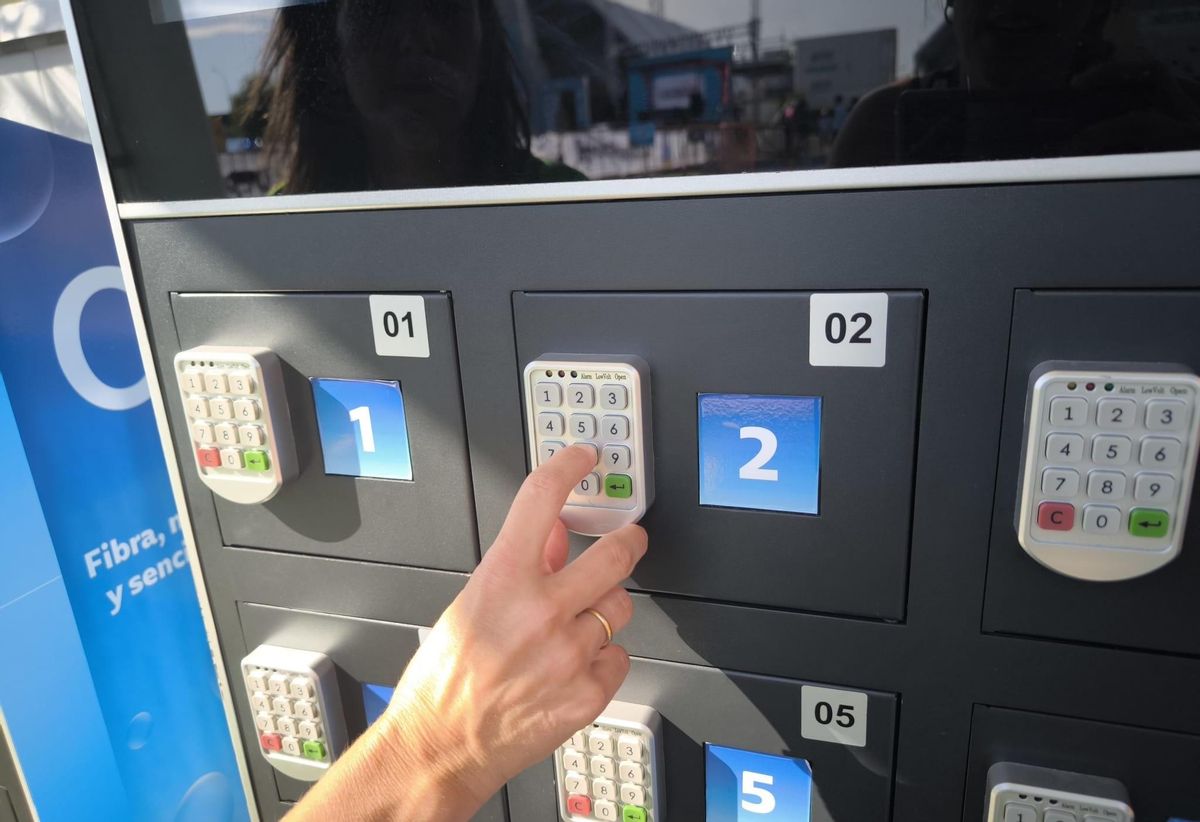 Cajetines individuales de la carpa de O2 donde los asistentes podían enchufar su móvil