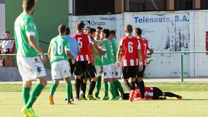 Los jugadores de ambos equipos, en un momento de tensión del partido.