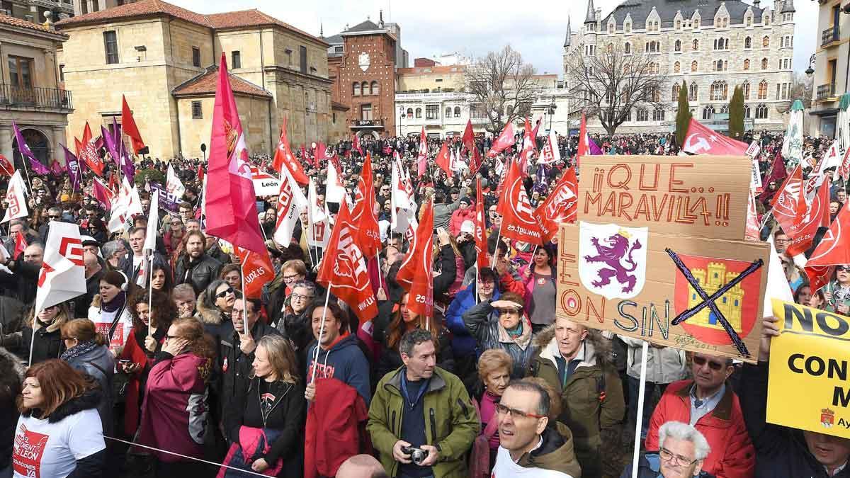 Miles de leoneses salen a la calle para exigir un futuro para la provincia