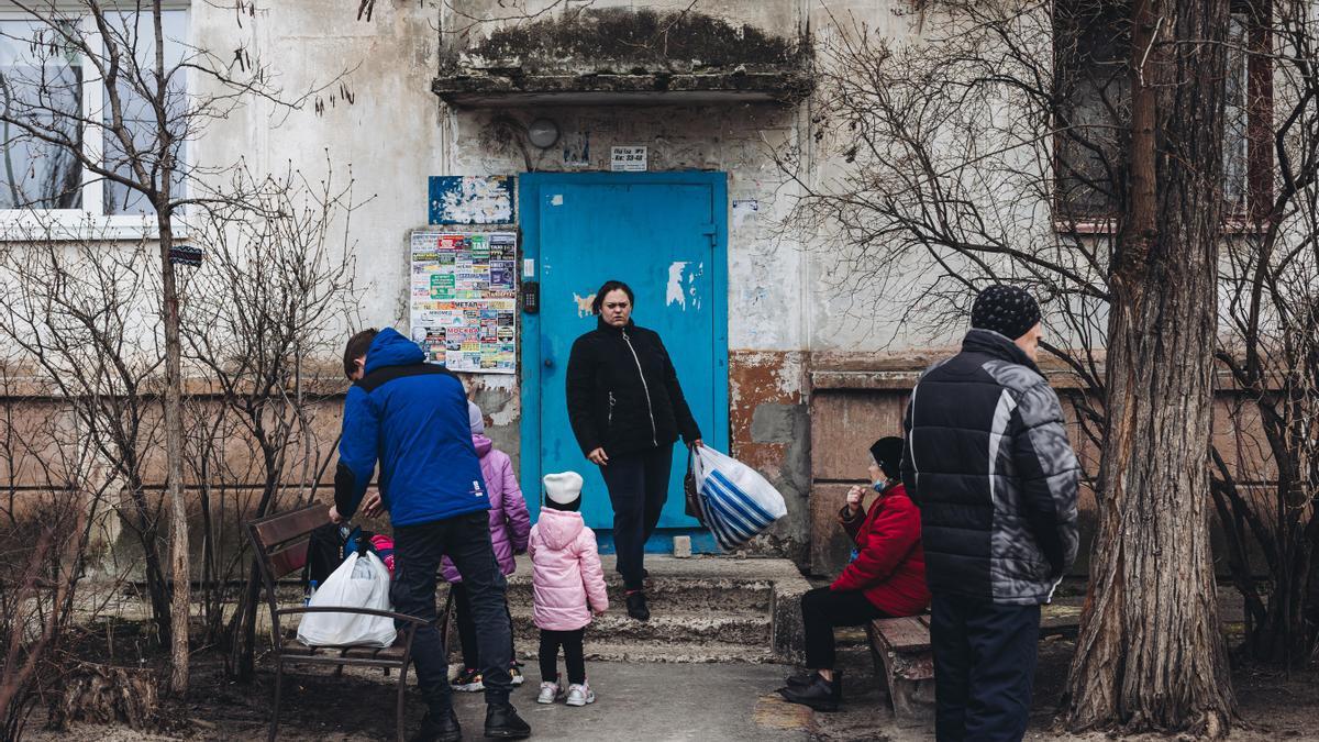 Una família treu les seves pertinences d&#039;una casa a Severodonetsk, després d&#039;anunciar-se oficialment l&#039;evacuació