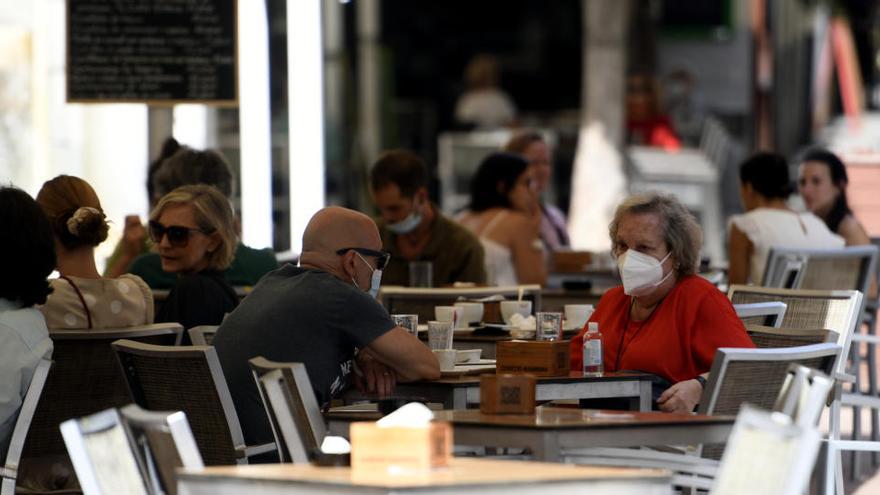 Diverses persones a la terrassa d&#039;un bar de Madrid