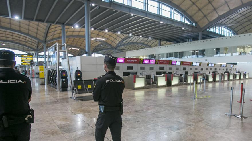 Dos policías nacionales hoy en la terminal del aeropuerto de Alicante-Elche.