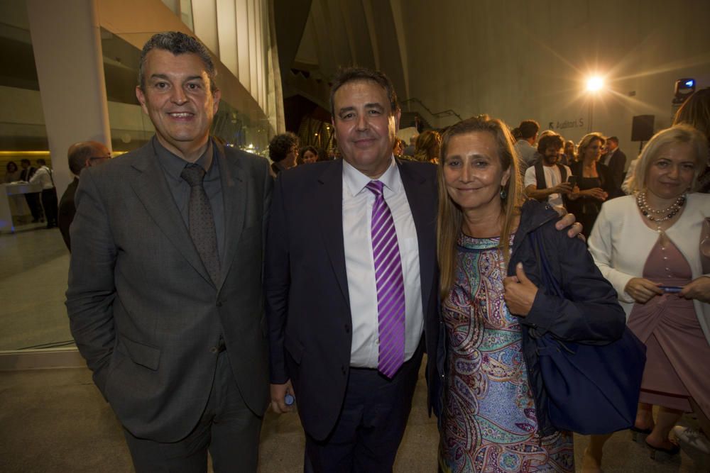 El joyero Arigimiro Aguilar, con el director de Levante-EMV, Julio Monreal y la directiva Eva Blasco, presidenta de EVAP.