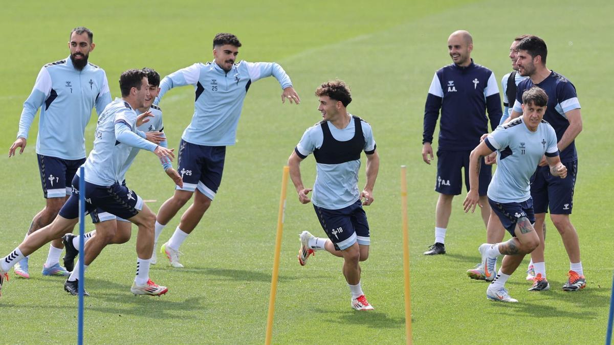 Una distentida imagen del 
entrenamiento 
de ayer. 
|  Alba Villar