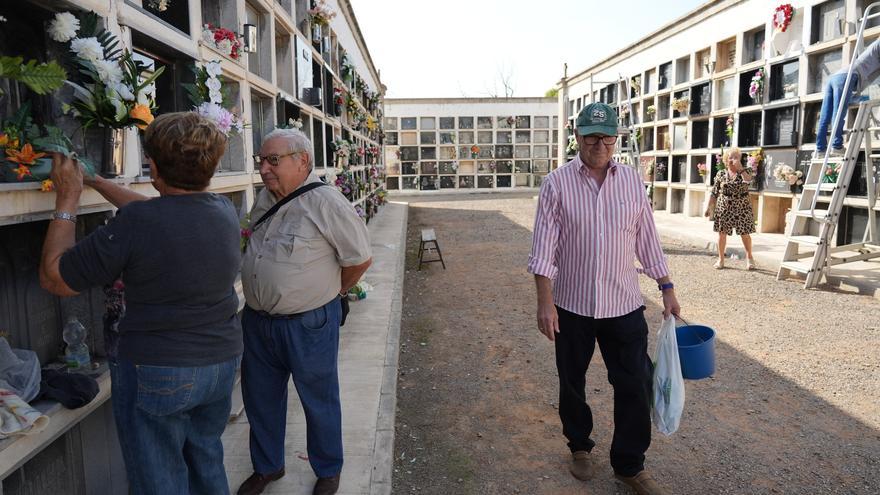 Todos los Santos: Ritmo frenético en floristerías y cementerios de Castellón