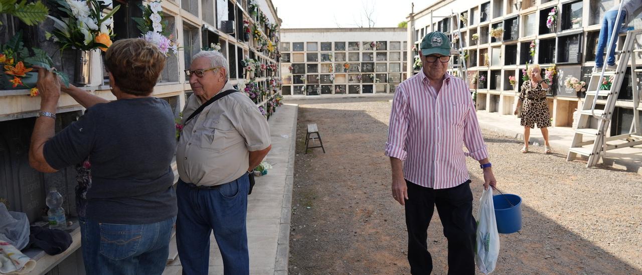 Estos días se repiten los trabajos de limpieza de lápidas.