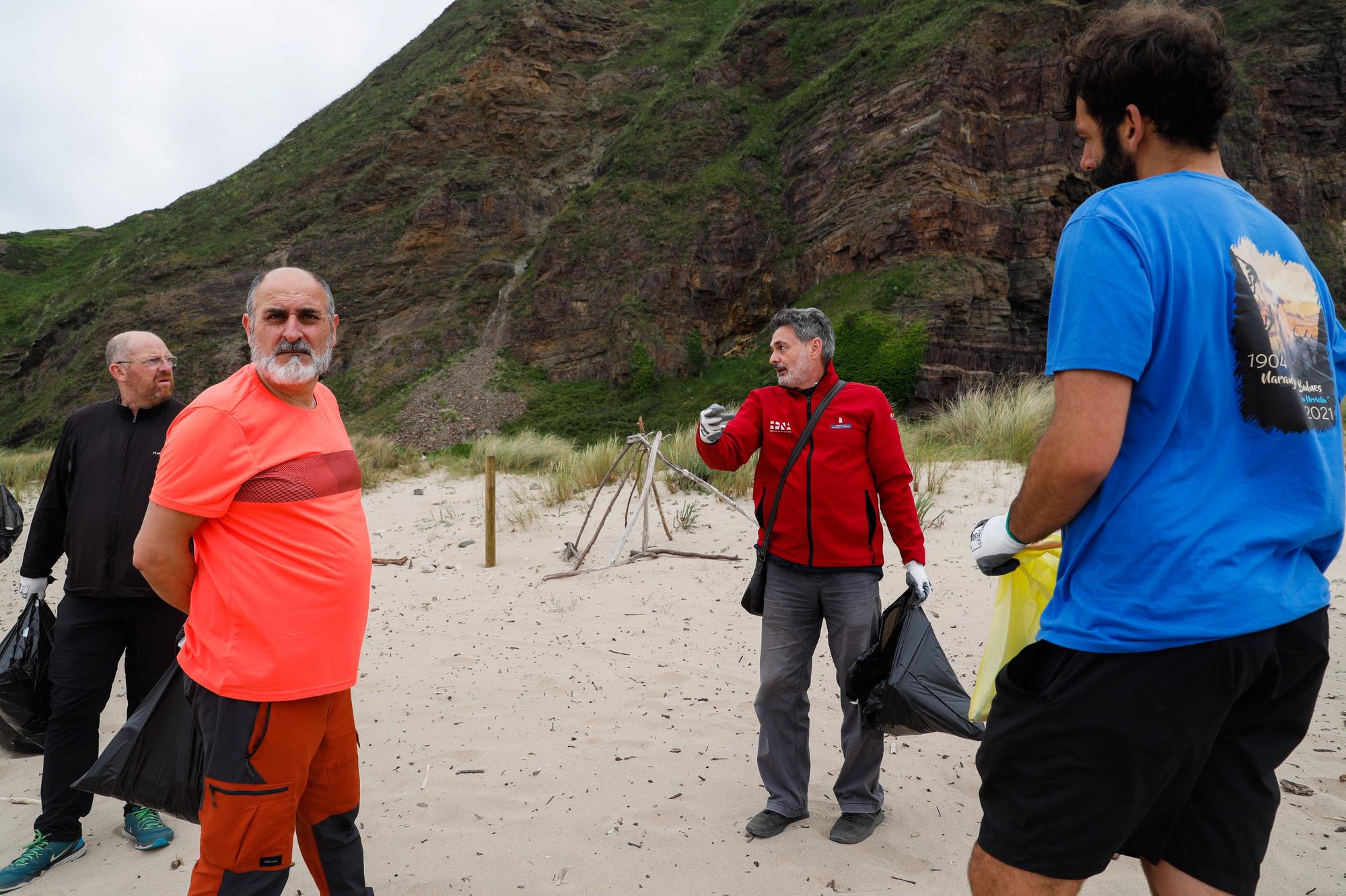 Zafarrancho de limpieza en la playa de Xagó