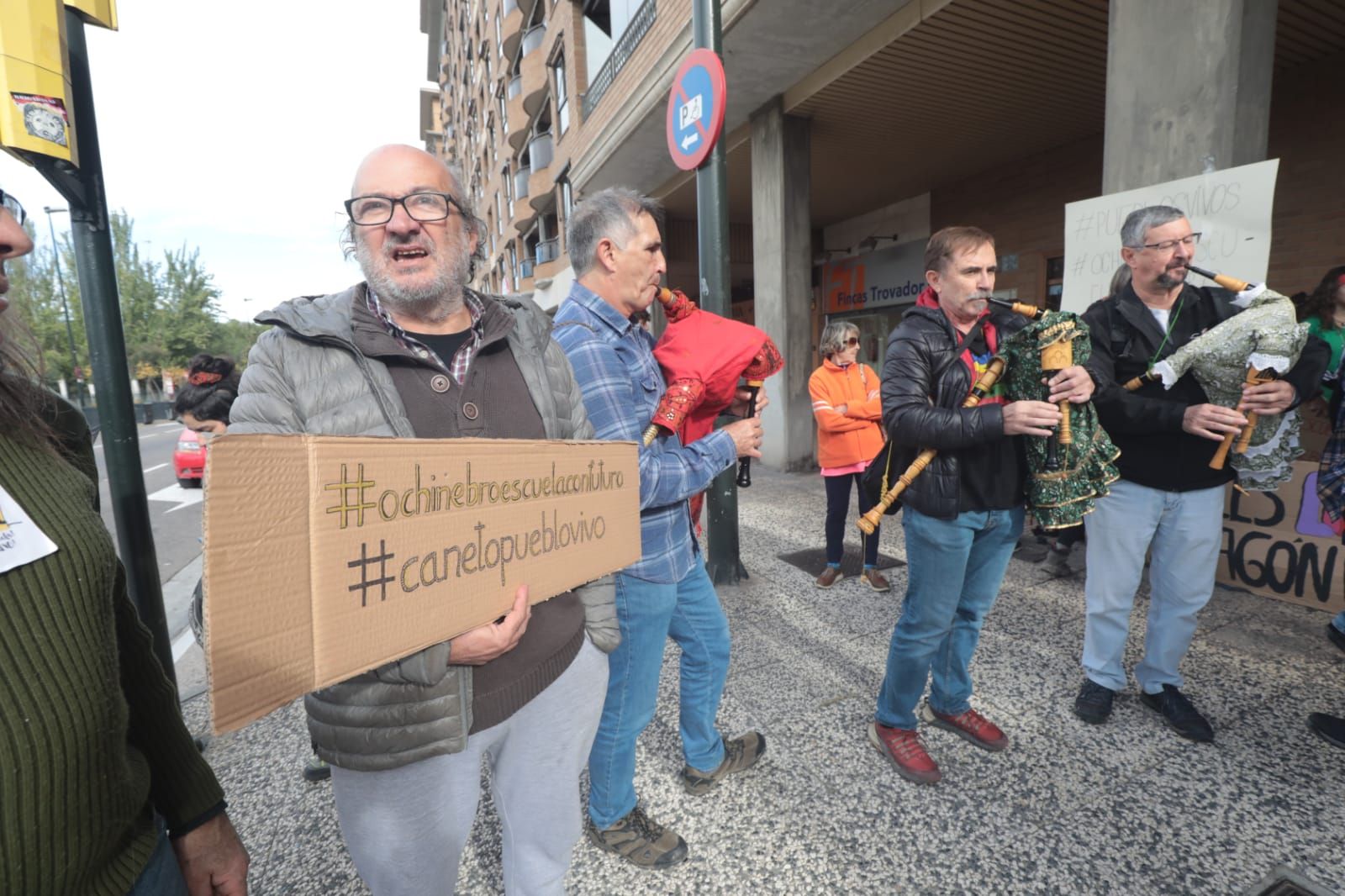 Así ha sido la concentración por el colegio de Caneto en Zaragoza