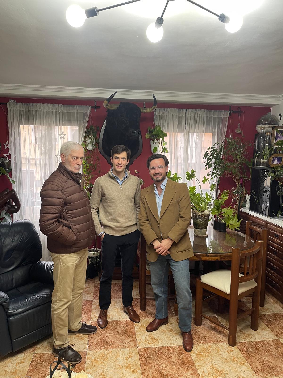 Navalón junto a Andrés Blanco y Jaime Roch, bajo el toro de su alternativa, 'Zafía', con el número 80, de Jandilla