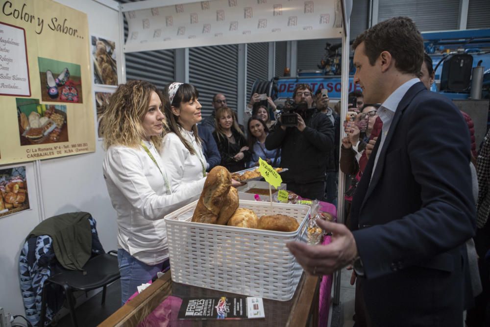 Visita de Pablo Casado a la Feria Raíces