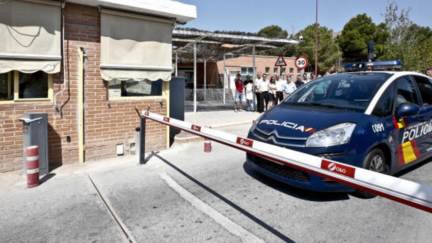 Imagen de archivo de un coche de la Policía Nacional saliendo de la prisión de Fontcalent.