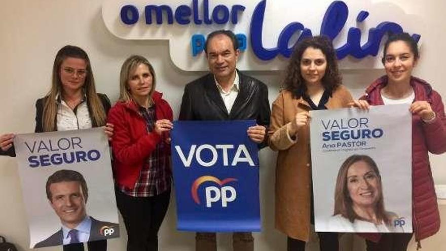 Los populares realizaron ayer una pegada virtual en su sede.