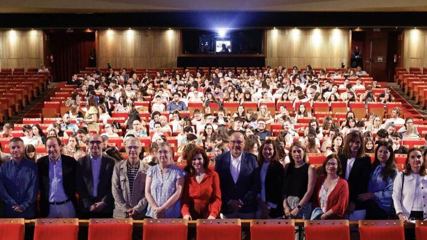 En primer término, miembros de los equipos directivos de las áreas sanitarias de Asturias. Detrás, los nuevos residentes, ayer, en el teatro de la Laboral. | ÁNGEL GONZÁLEZ