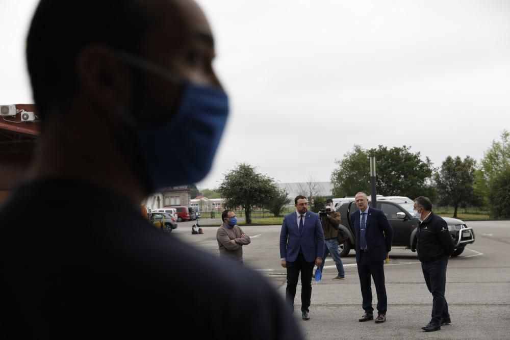 Adrián Barbón visita las instalaciones del 112 en Asturias