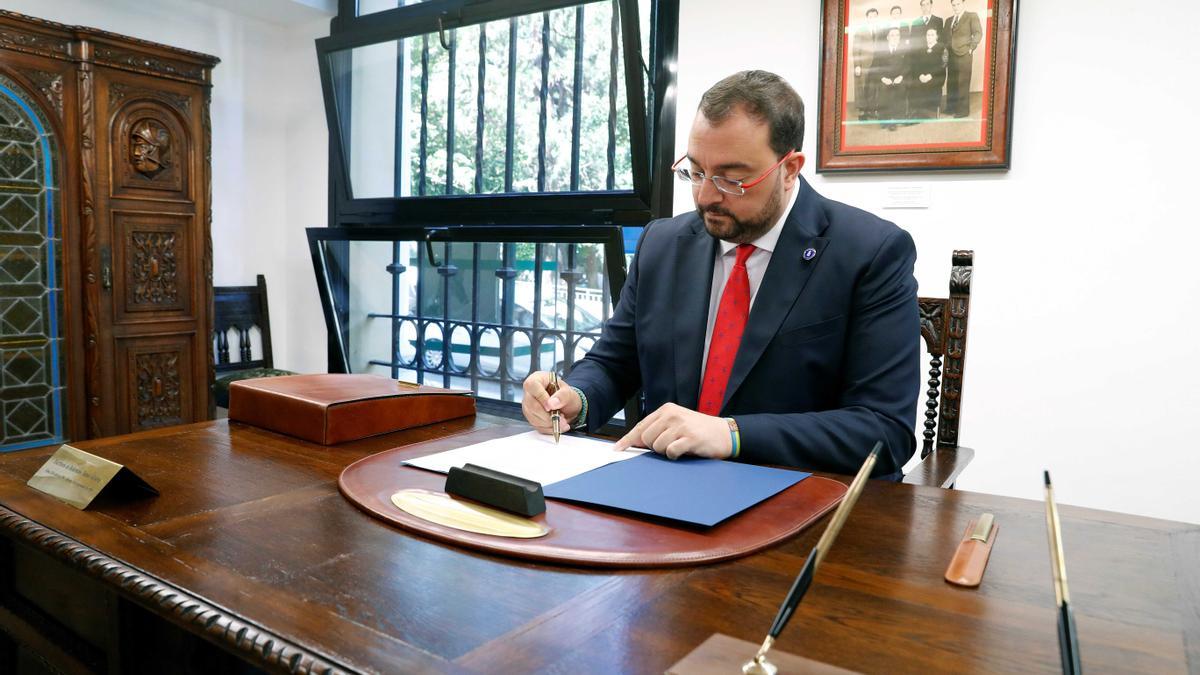 El presidente Adrián Barbón firma el decreto de constitución del parlamento asturiano en el escritorio de Belarmino Tomás, que se conserva en la sede de Presidencia del Principadoe