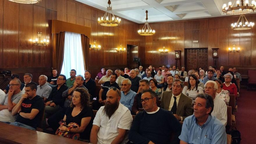 Alcaldes en una reunión informativa para acoger inmigrantes trabajadores en los pueblos.