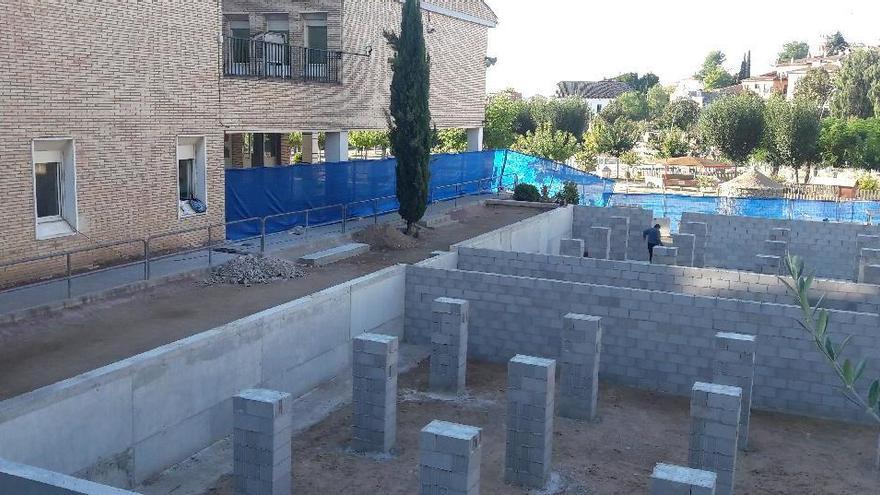 Treballs de construcció del nou edifici de l&#039;institut, que s&#039;alça en una part del pati de l&#039;actual escola