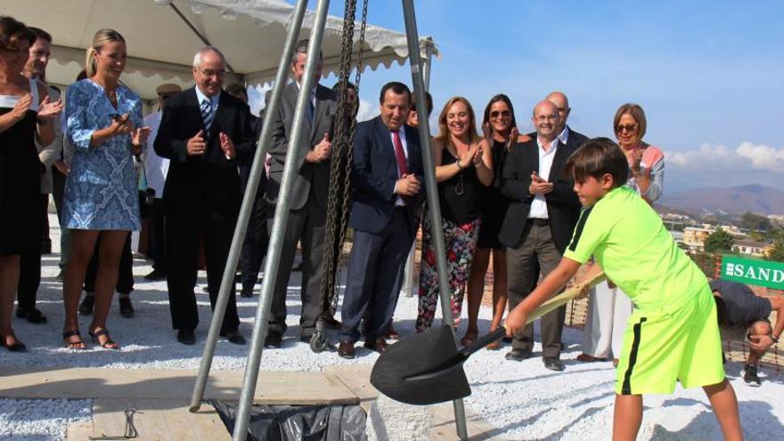 Acto de colocación de la primera piedra del nuevo colegio Indira Gandhi, en Mijas.