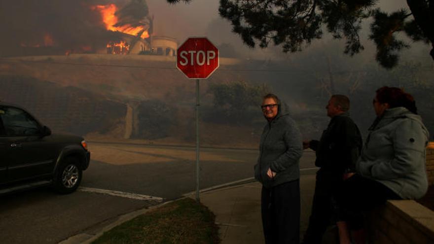 Los incendios de California reducen a cenizas un barrio entero