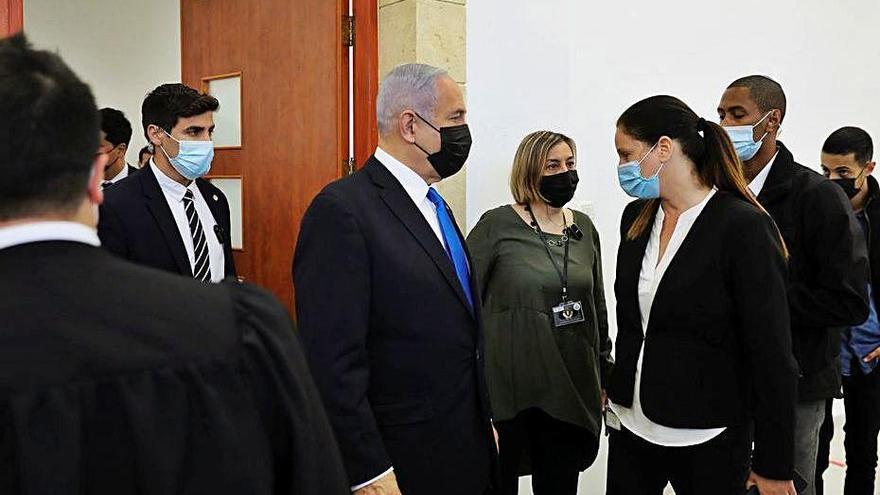 Benjamin Netanyahu arribant al tribunal.