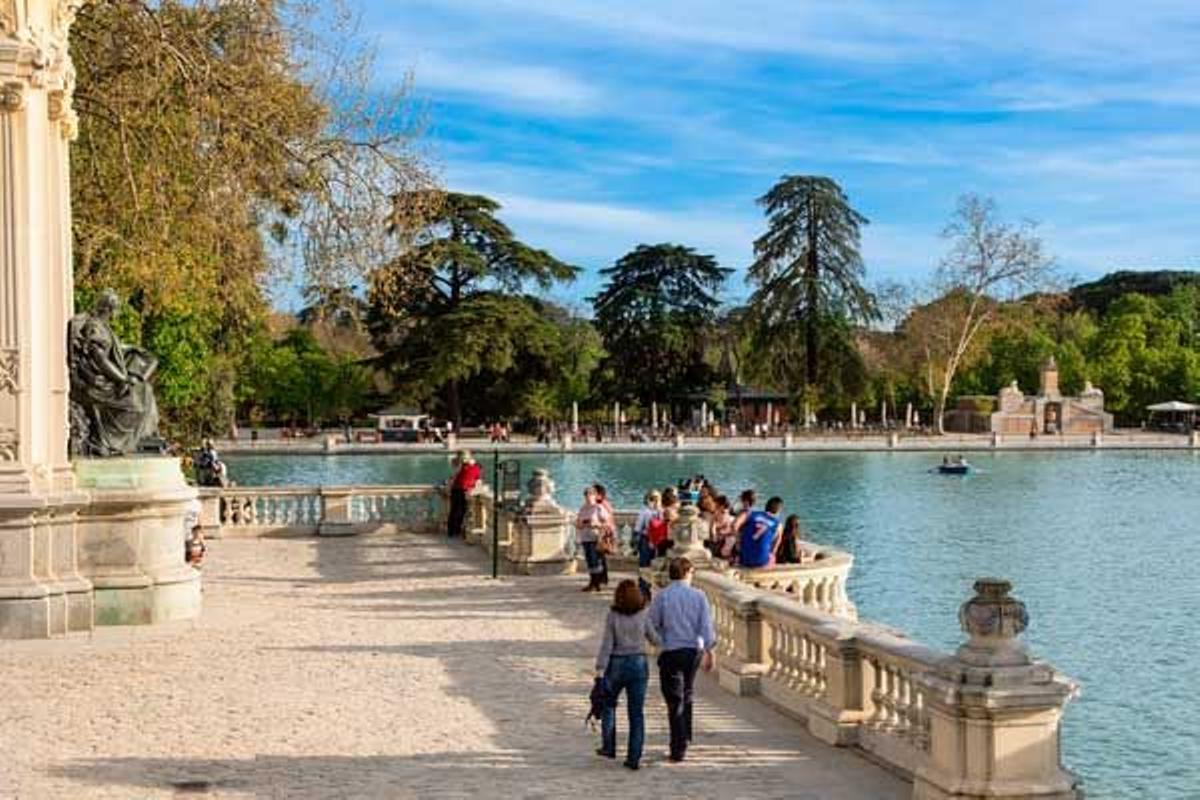 El lago del Parque del Retiro se puede dar paseos en barca