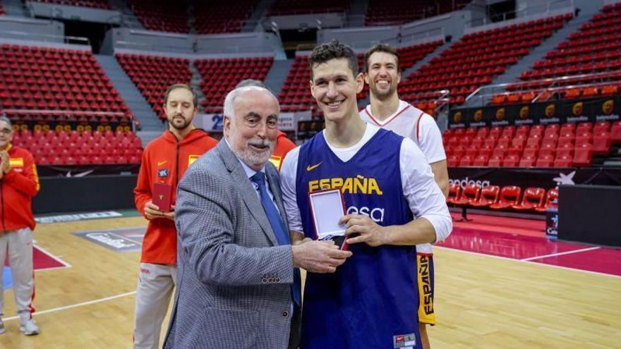 La FEB entrega las medallas de oro del Mundial a Alocén, San Miguel y Barreiro