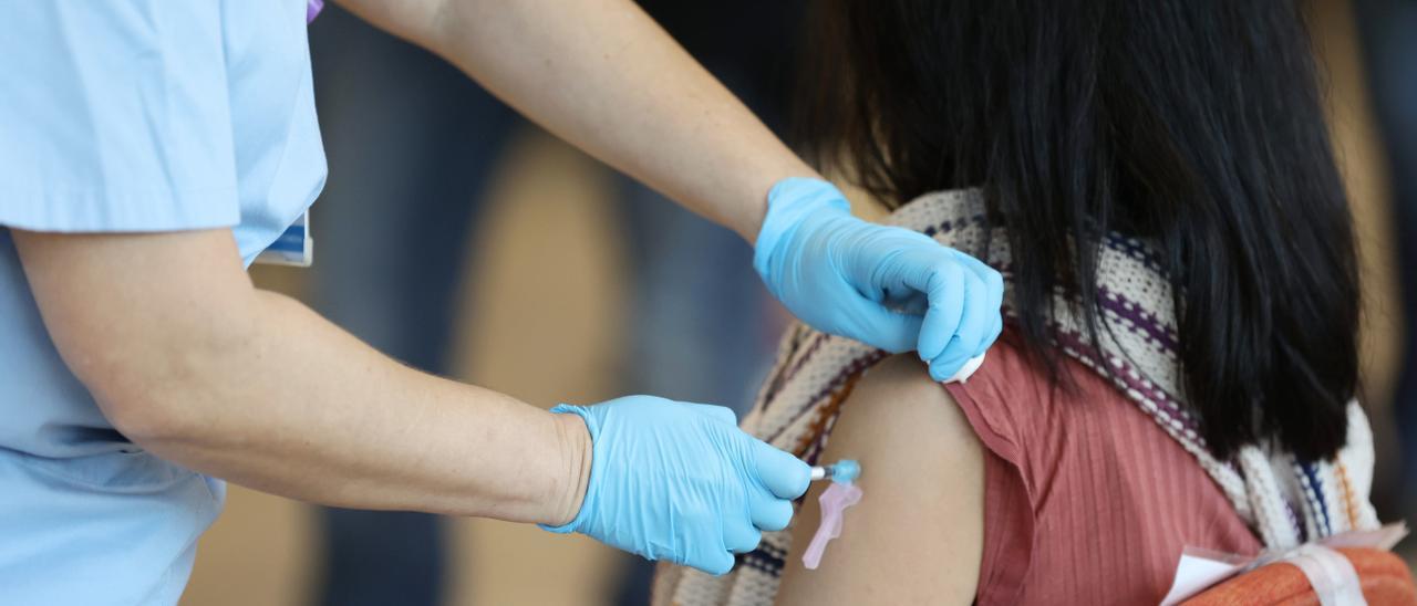 Una persona recibe una vacuna contra el Covid-19
