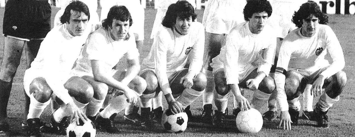 Felman aparece agachado en compañía de Saura, Diarte, Solsona y Kempes en Mestalla en la temporada 78-89.