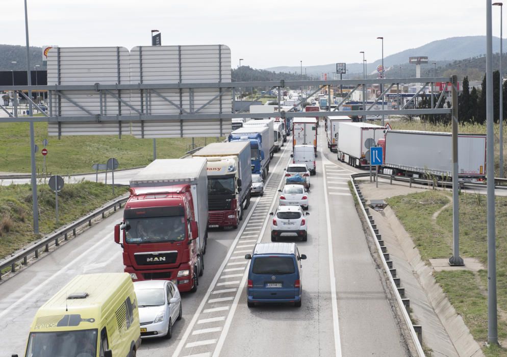 Col·lapse a la Jonquera pel tall a l'AP-7 a Figueres