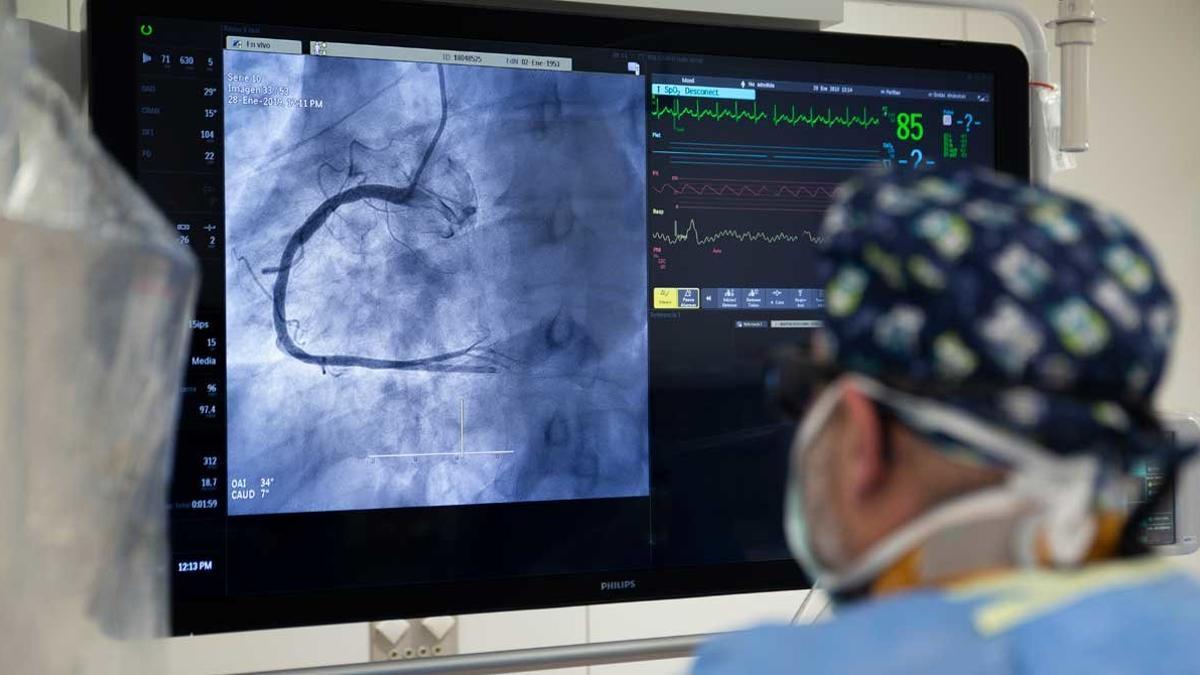 Un cardiólogo de Centro Médico Teknon supervisa un cateterismo cardiaco realizado a un paciente.