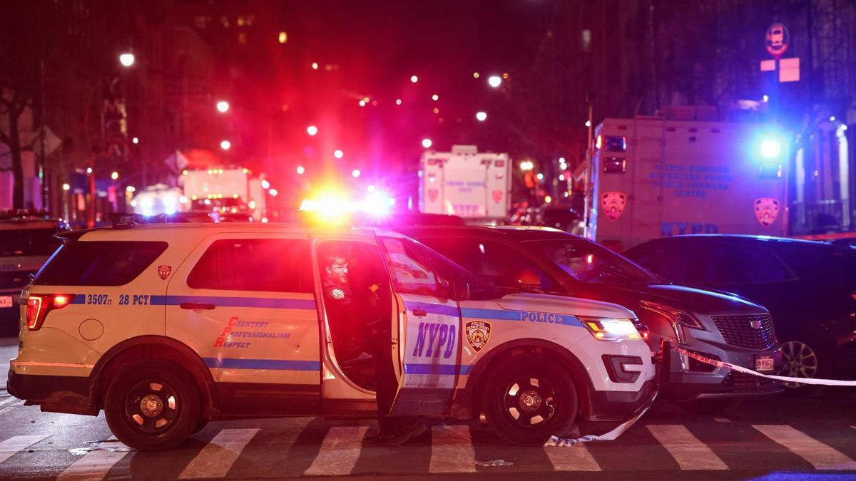 Un vehicle de policia al lloc dels fets