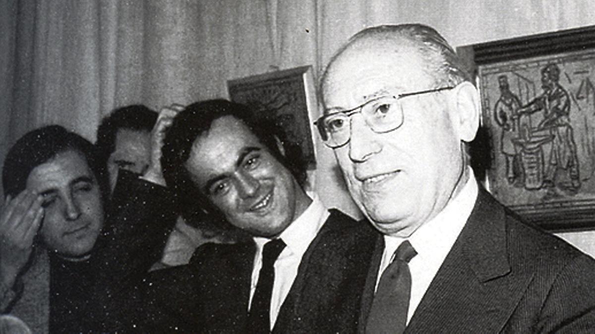 El profesor Enrique Tierno Galván, junto a un joven José Bono, tras una charla en la Universidad de Murcia en los años setenta