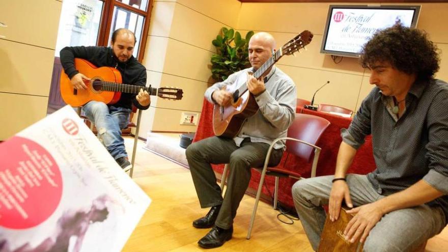 Por la izquierda, Francis Ligero, Javier del Arco y Jordy, &quot;El Flaco&quot;, ayer, en la presentación del festival.