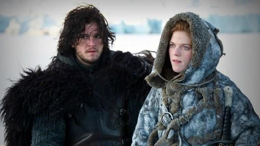 Jon Nieve e Ygritte, la salvaje, en &#039;Juego de Tronos&#039;.