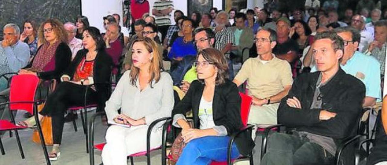 Dolores Corujo junto a la alcaldesa, Eva de Anta, en el acto de la FCM contra la ley de suelo.