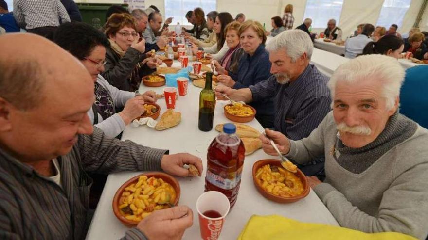 Asistentes a la Festa da Fabada de Marcón, que llegó ayer a su décima edición.