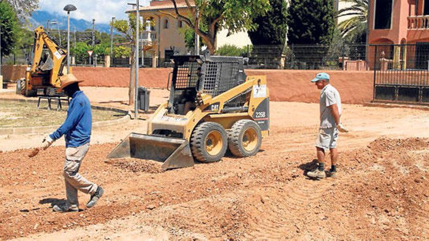 Dos operarios trabajan en el equipamiento público.