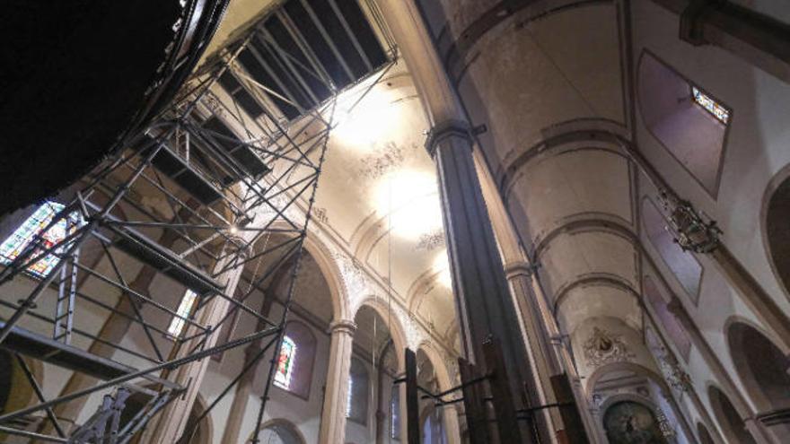 Los andamios pueblan la parroquia de Santiago de los Caballeros, en Gáldar, para restaurar sus techos