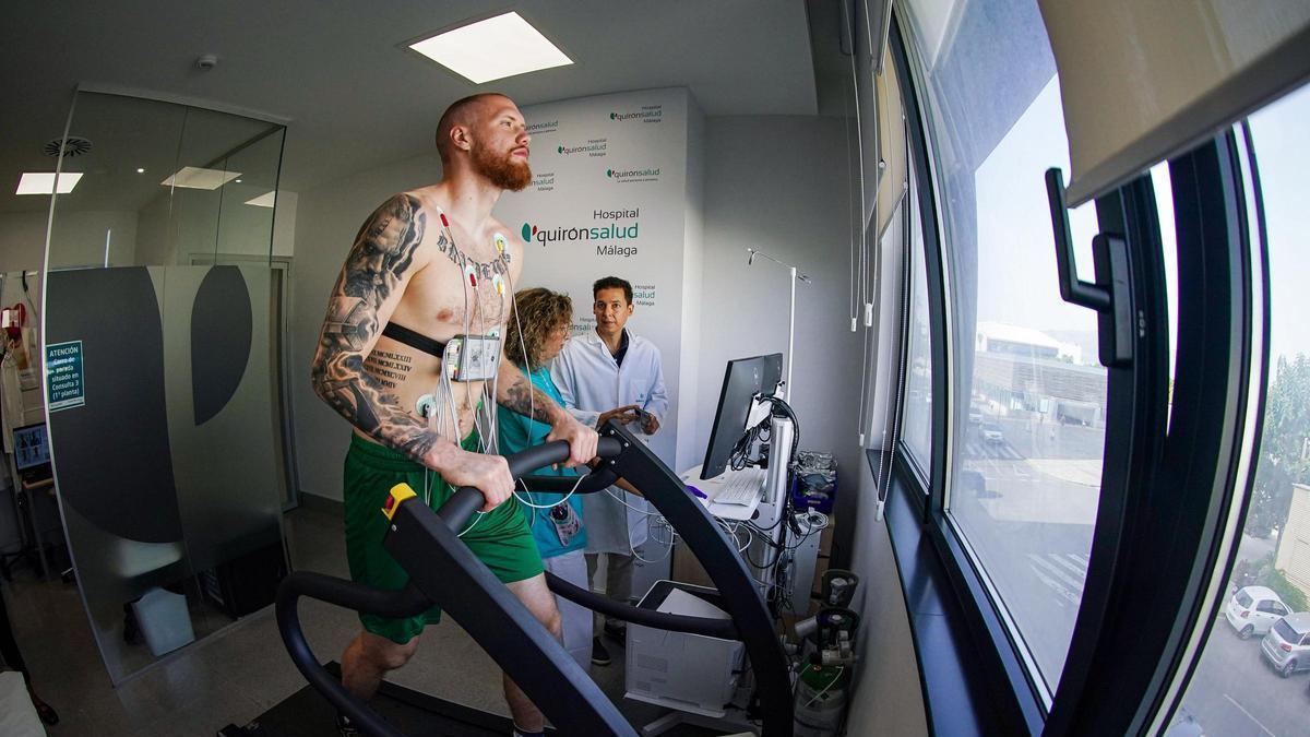 Ignas Brazdeikis, uno de los fichajes del Unicaja, pasa revista en el Hospital Quirónsalud Málaga.