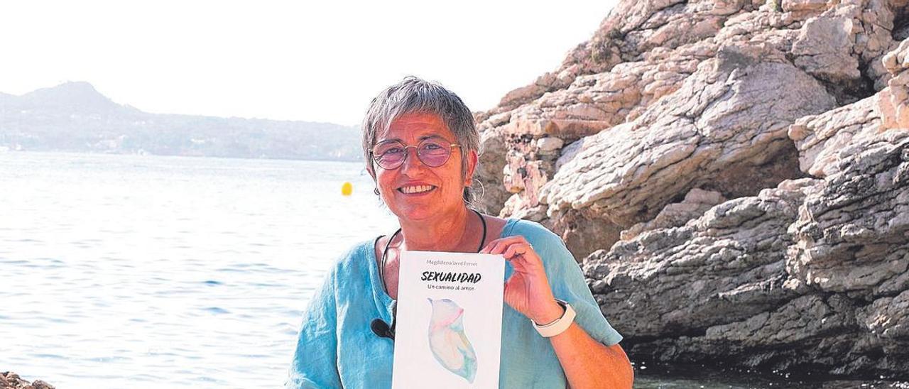 Magdalena Verd posa con su primer libro publicado.
