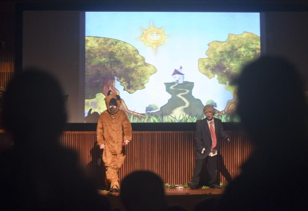 El grupo de teatro Espazo +60 Afundación representa la adaptación teatral de 'Os vellos non deben de namorarse' de Castelao.