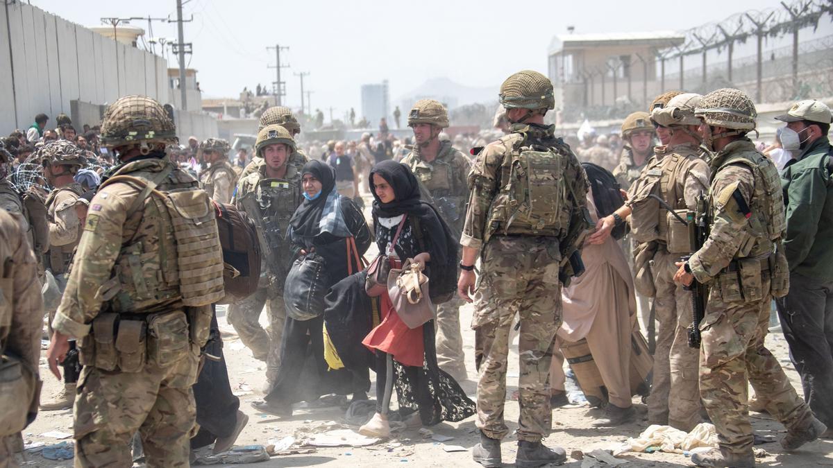 Tropas de EEUU y Reino Unido ayudan a evacuar afganos en Kabul.