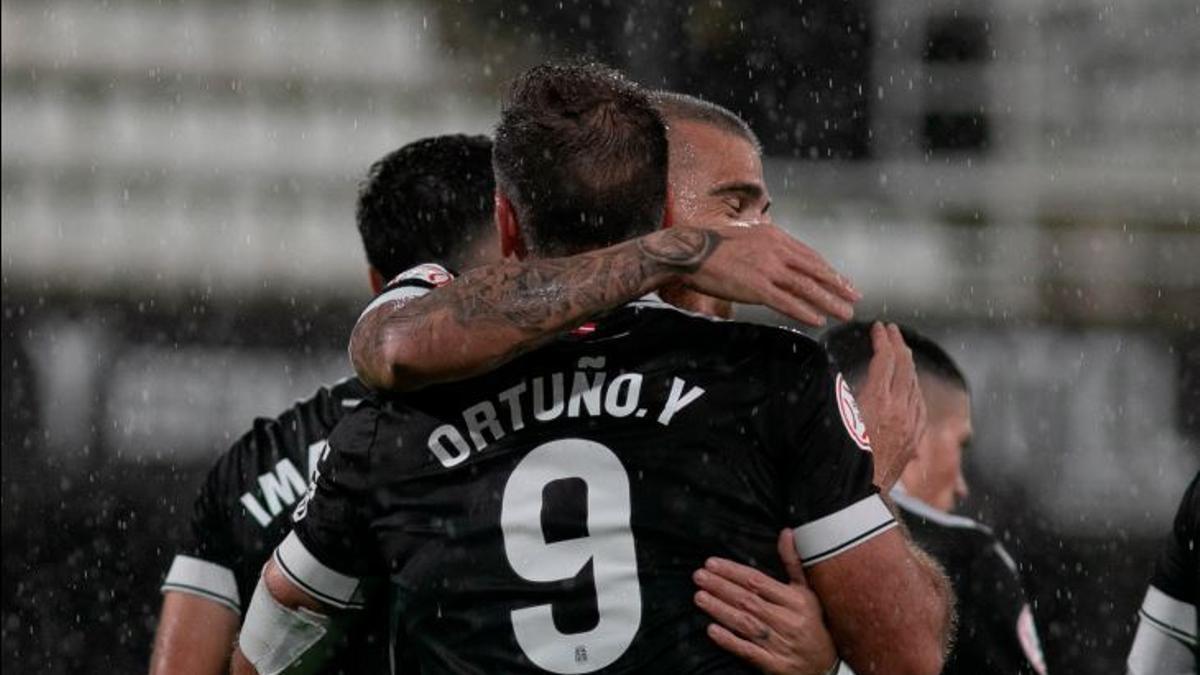 Fran Vélez abraza a Alfredo Ortuño en la celebración de su gol