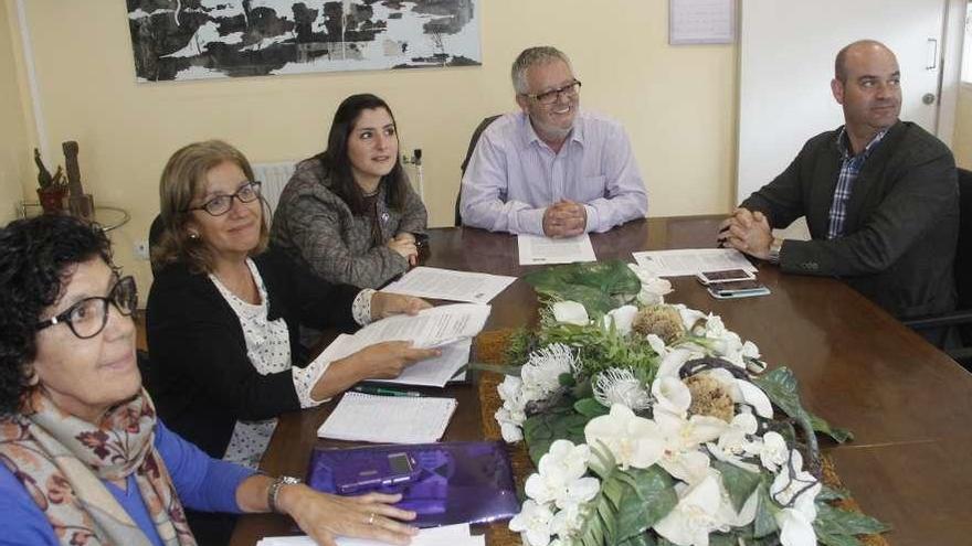 Los alcaldes de O Morrazo, en una reunión en Cangas, con representantes de las plataformas de defensa de la sanidad pública. // Santos Álvarez